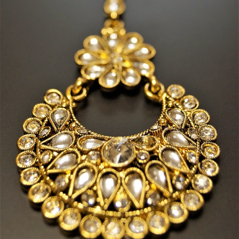 Indian headpiece (Maang tikka)